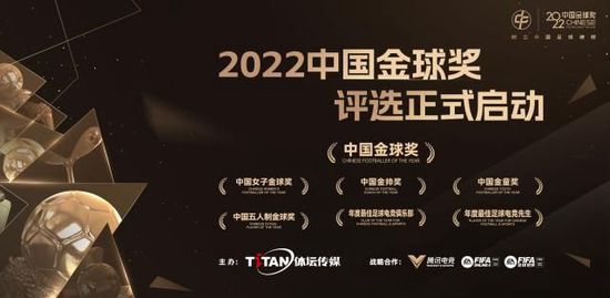 拿刷子刷美国女孩的脚底板心