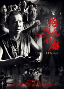 离开家的大卫带着想要变成真人的执念，在人类的世界流浪，试图再次回到妈妈身边。